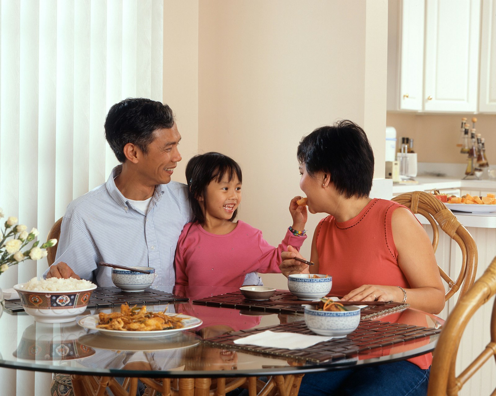 Keluarga makan bersama dengan anak sebagai bagian dari pola makan sehat dan bervariasi